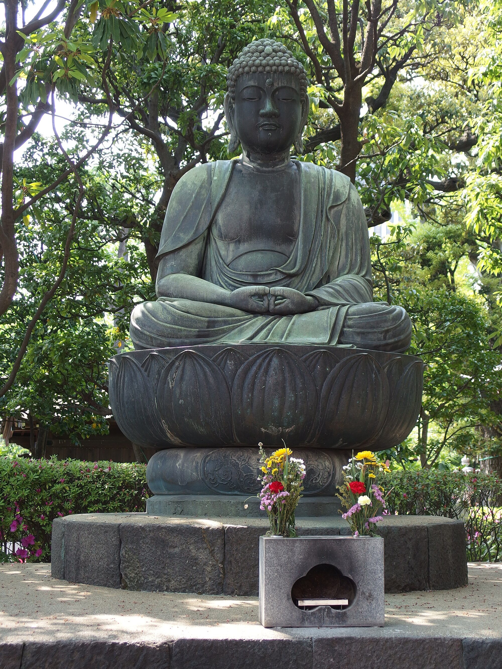 Patung Buddha yang sedang meditasi di Kuil Senso-ji Asakusa, Jepang.