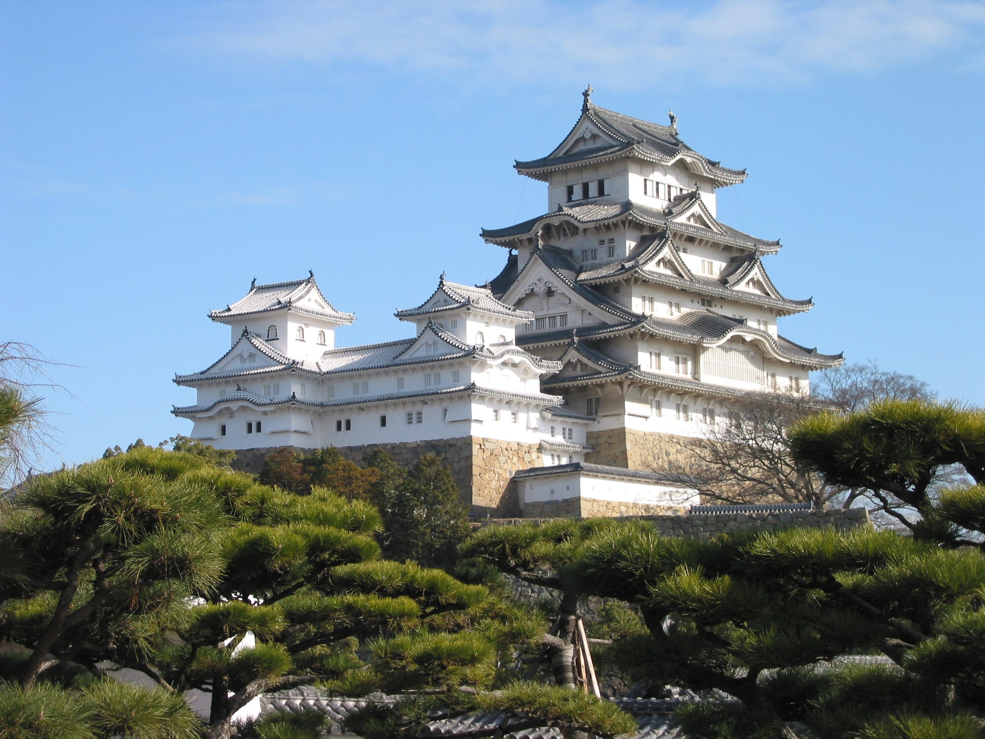 Istana Himeji dilihat dari wilayah Nishinomaru.