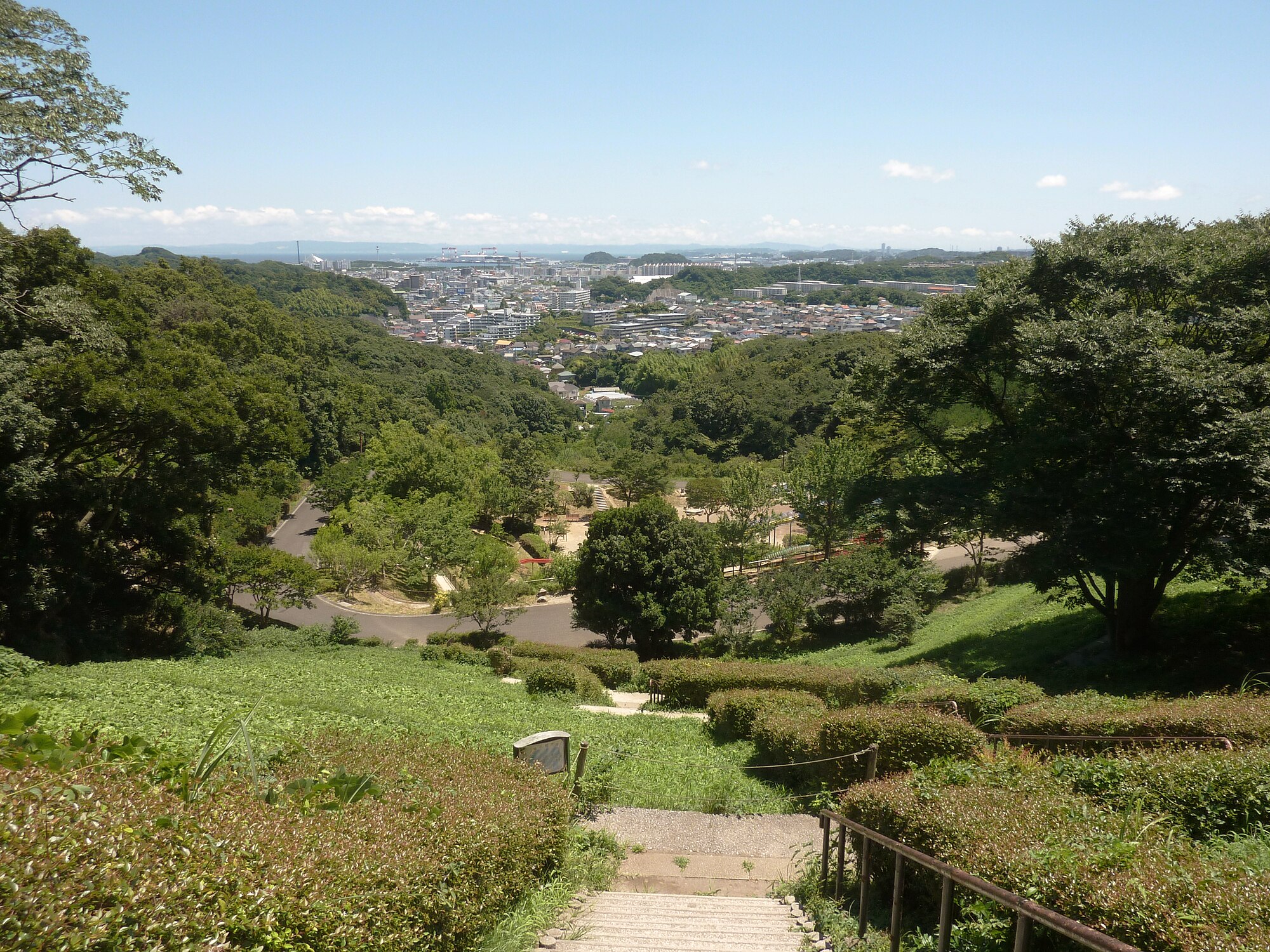 Pemandangan Taman Bermain Anak-Anak dari dekat pintu masuk kebun binatang di Kanazawa Natural Park (Kawasan Kanazawa, Kota Yokohama, Prefektur Kanagawa).