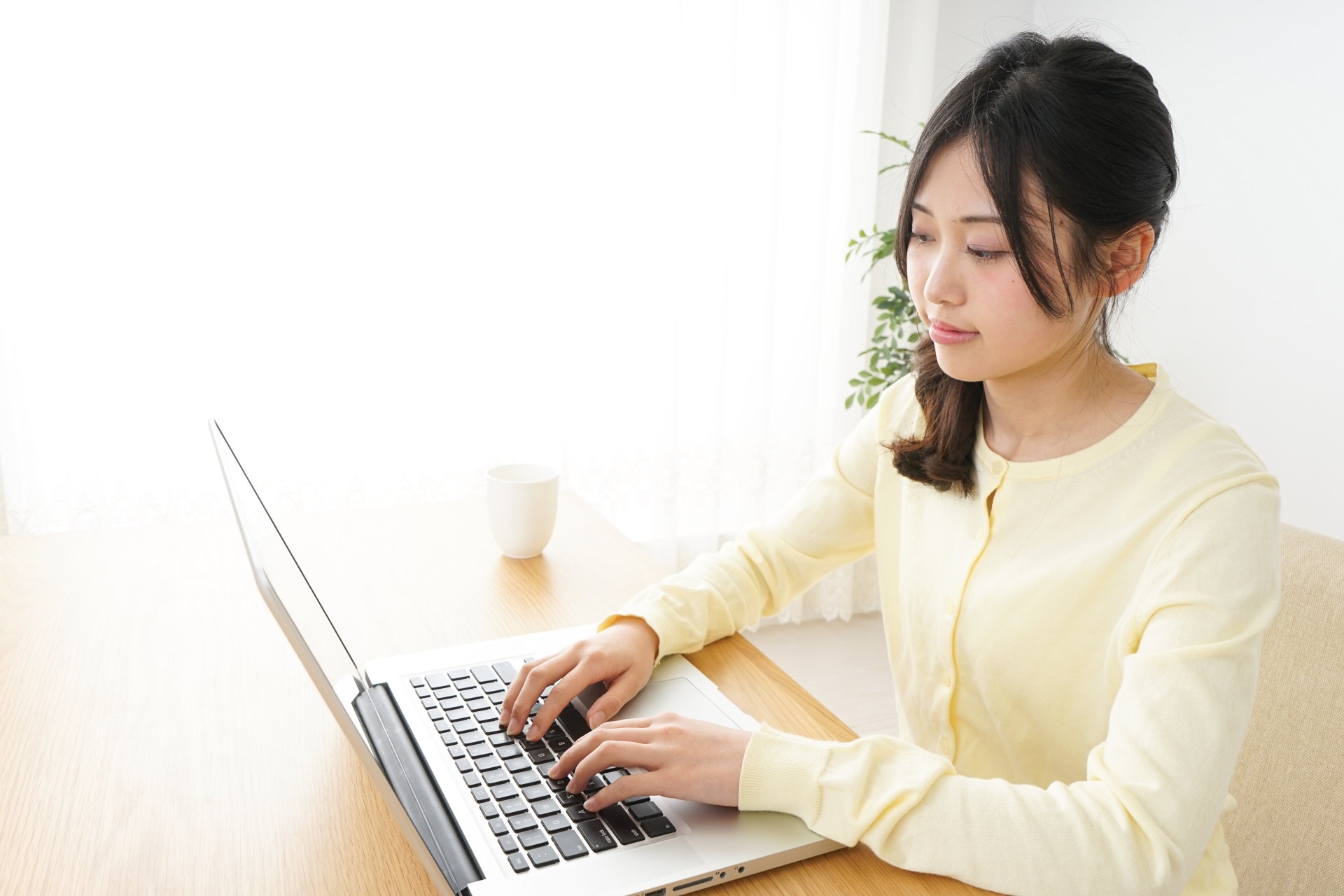 Ilustrasi orang belajar Bahasa Jepang sebelum ujian bahasa untuk syarat kerja ke Jepang.