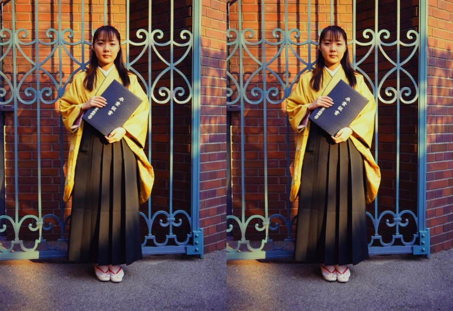 Orang Jepang memakai hakama salah satunya saat wisuda.