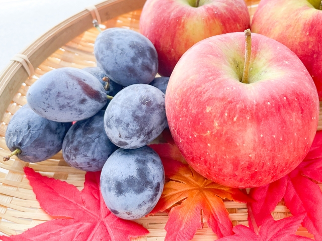Anggur dan apel, salah satu buah musim gugur di Jepang.