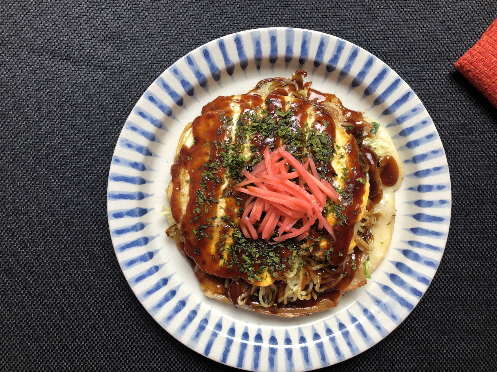 Okonomiyaki, makanan khas Hiroshima, Jepang.