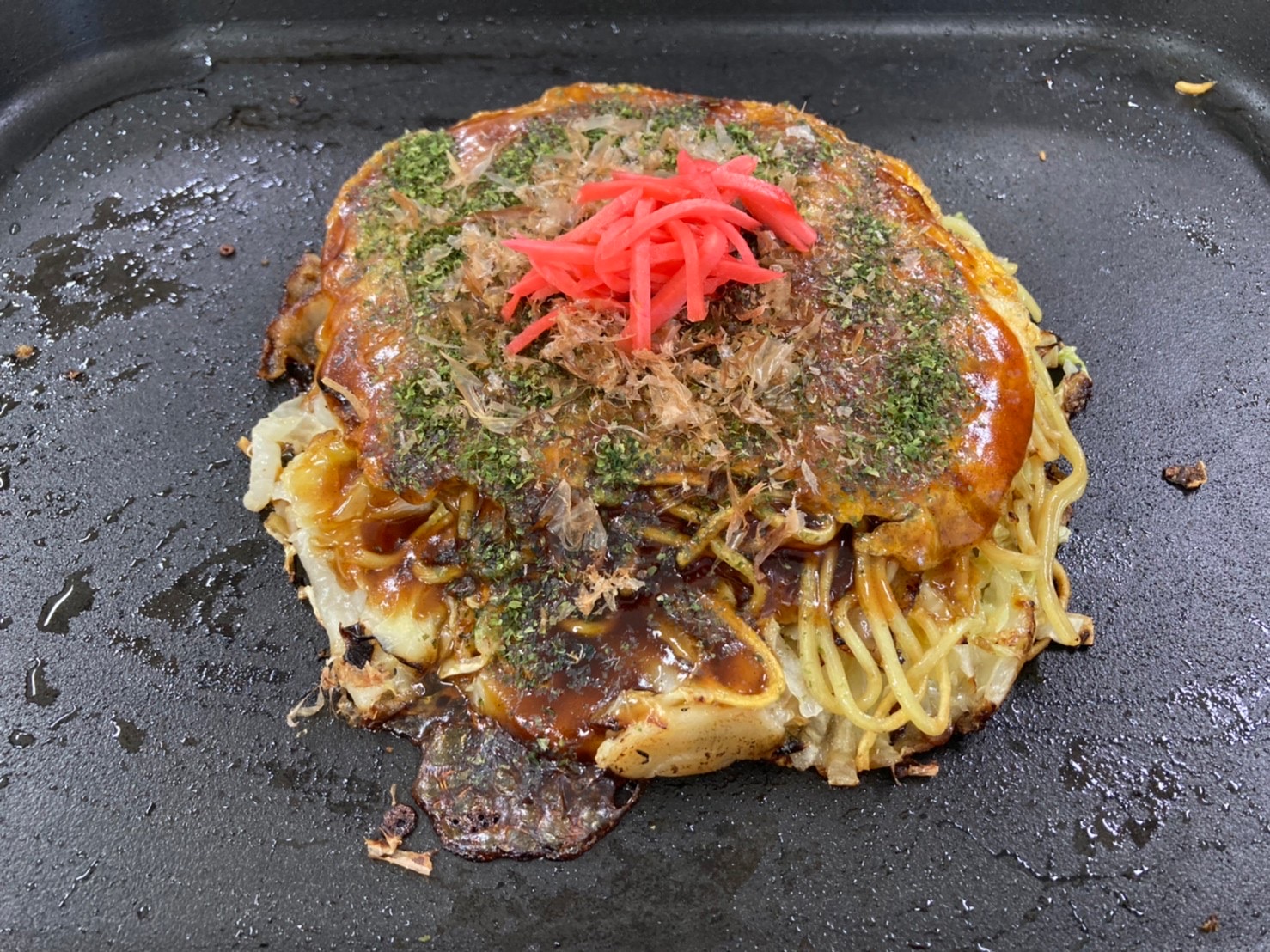 Okonomiyaki, makanan khas Hiroshima, Jepang.
