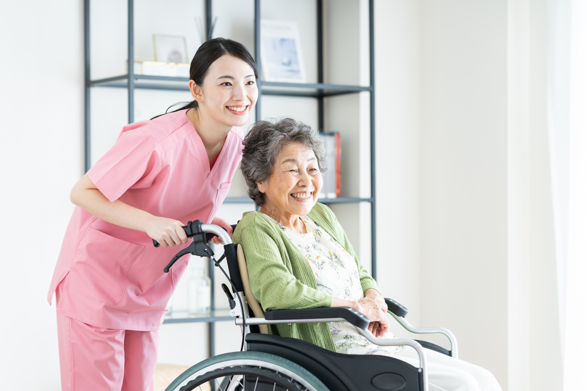 Kaigo atau perawat lansia di Jepang.