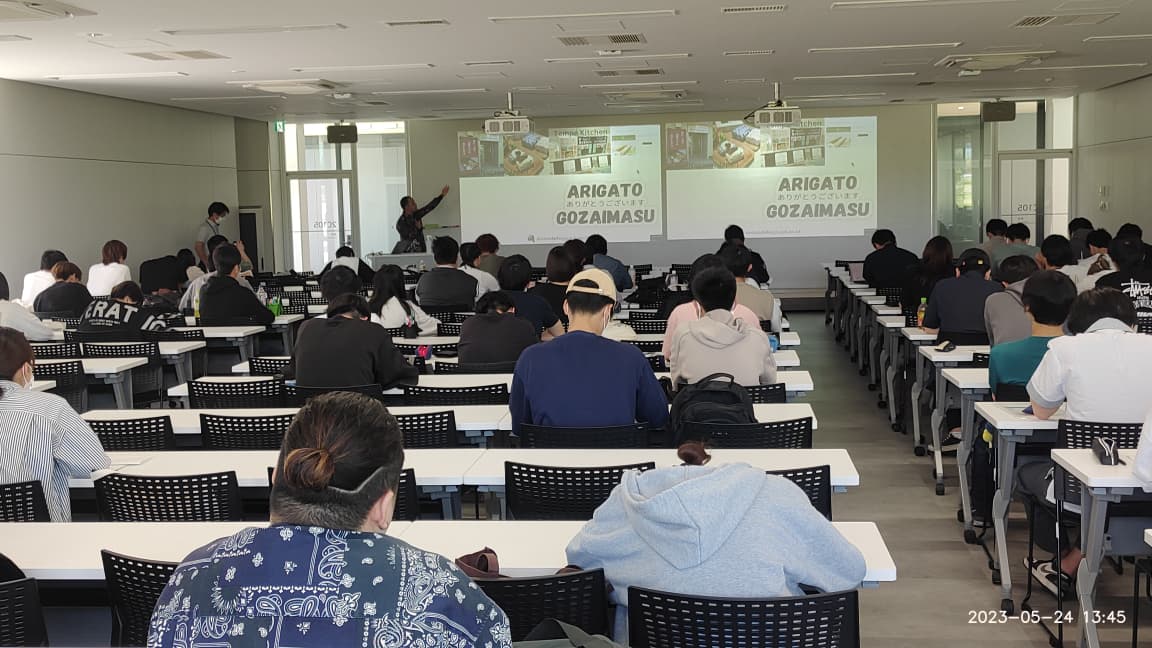 Dase Hanaefi saat memperkenalkan teh putih Indonesia dalam acara pertukaran peneliti di Tokai University, Jepang.