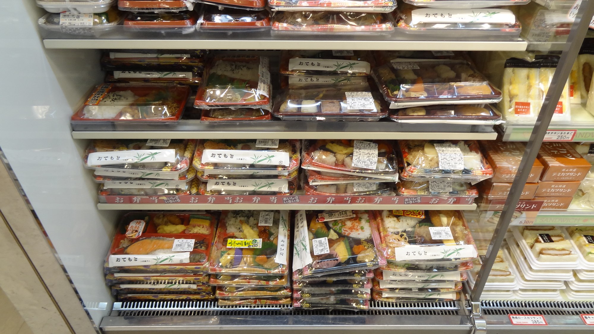 Kotak Bento di Toko Serba Ada Jepang.