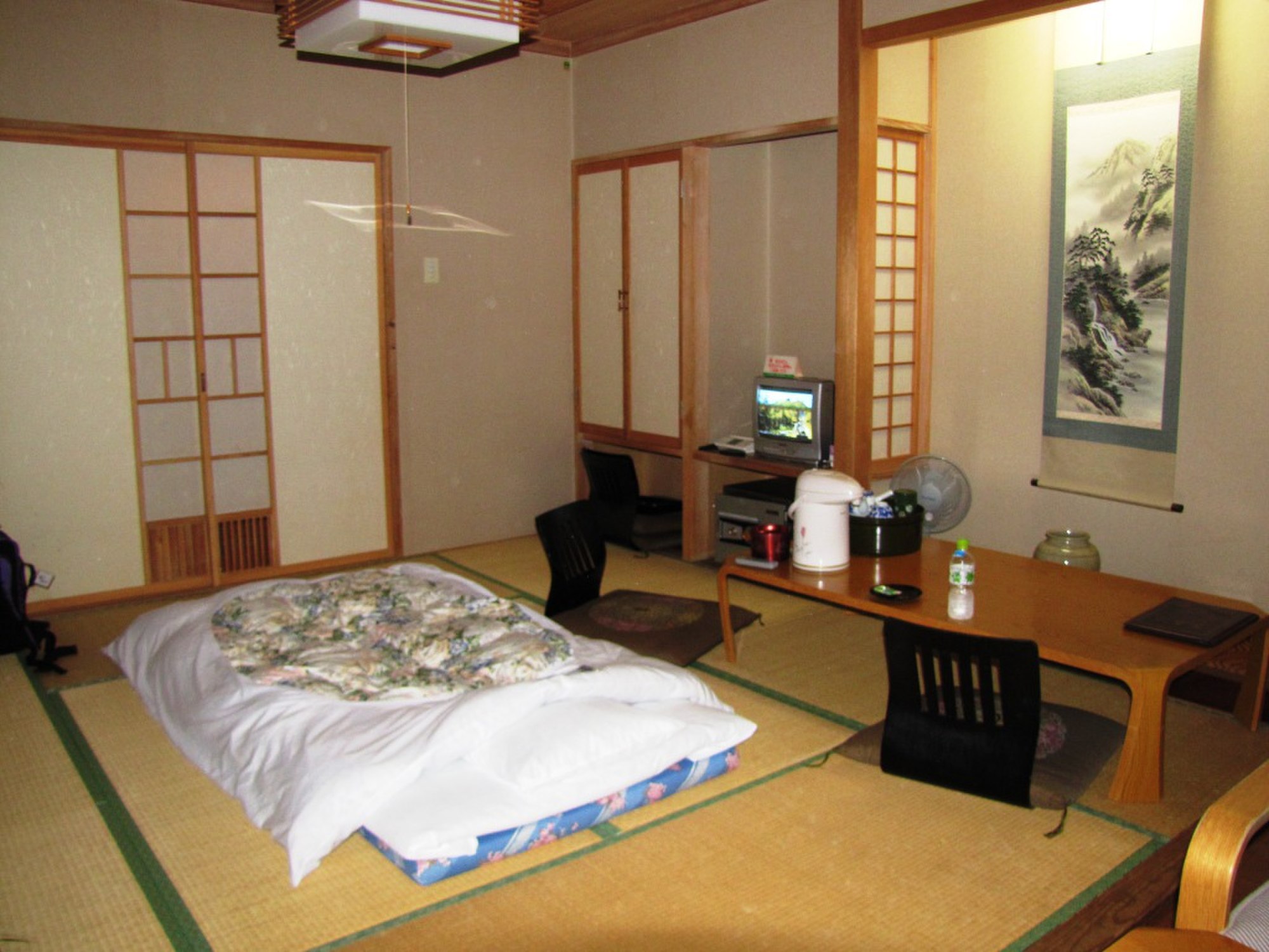 Sebuah kamar di ryokan yang dilengkapi dengan futon.