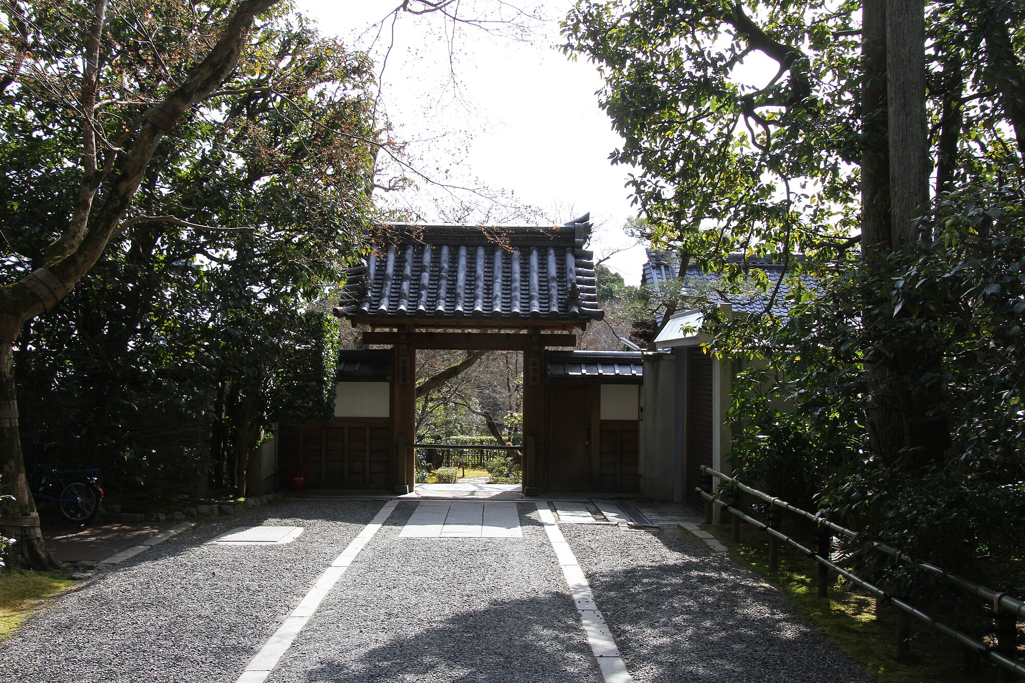 Gambar akses ke kuil Ryoanji yang menunjukkan jalan dan pintu.