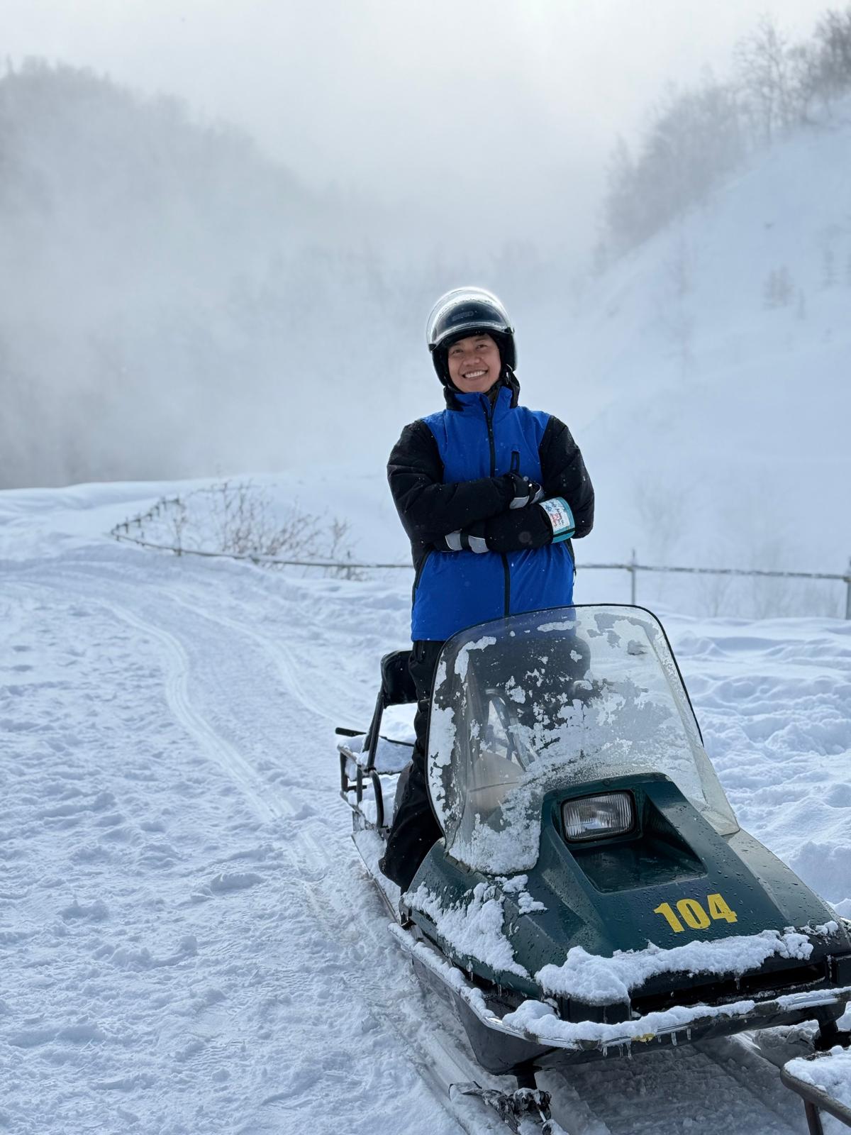Dedy Ariwansa (31) mengisi waktu libur dengan mencoba mengendarai snowmobile, salah satu aktivitas musim dingin populer di Hokkaido.