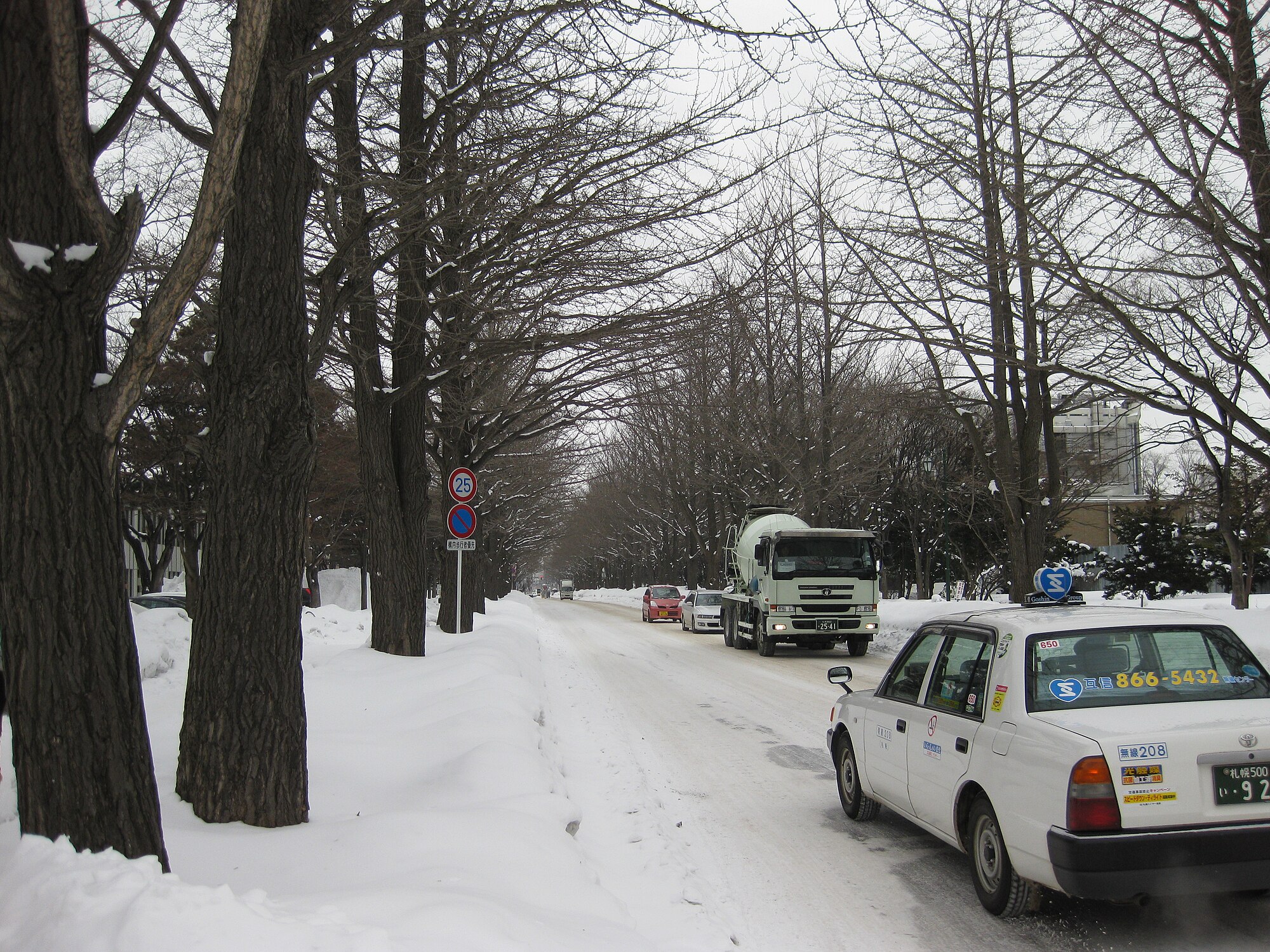 Banyak mobil di Universitas Hokkaido pada musim dingin.