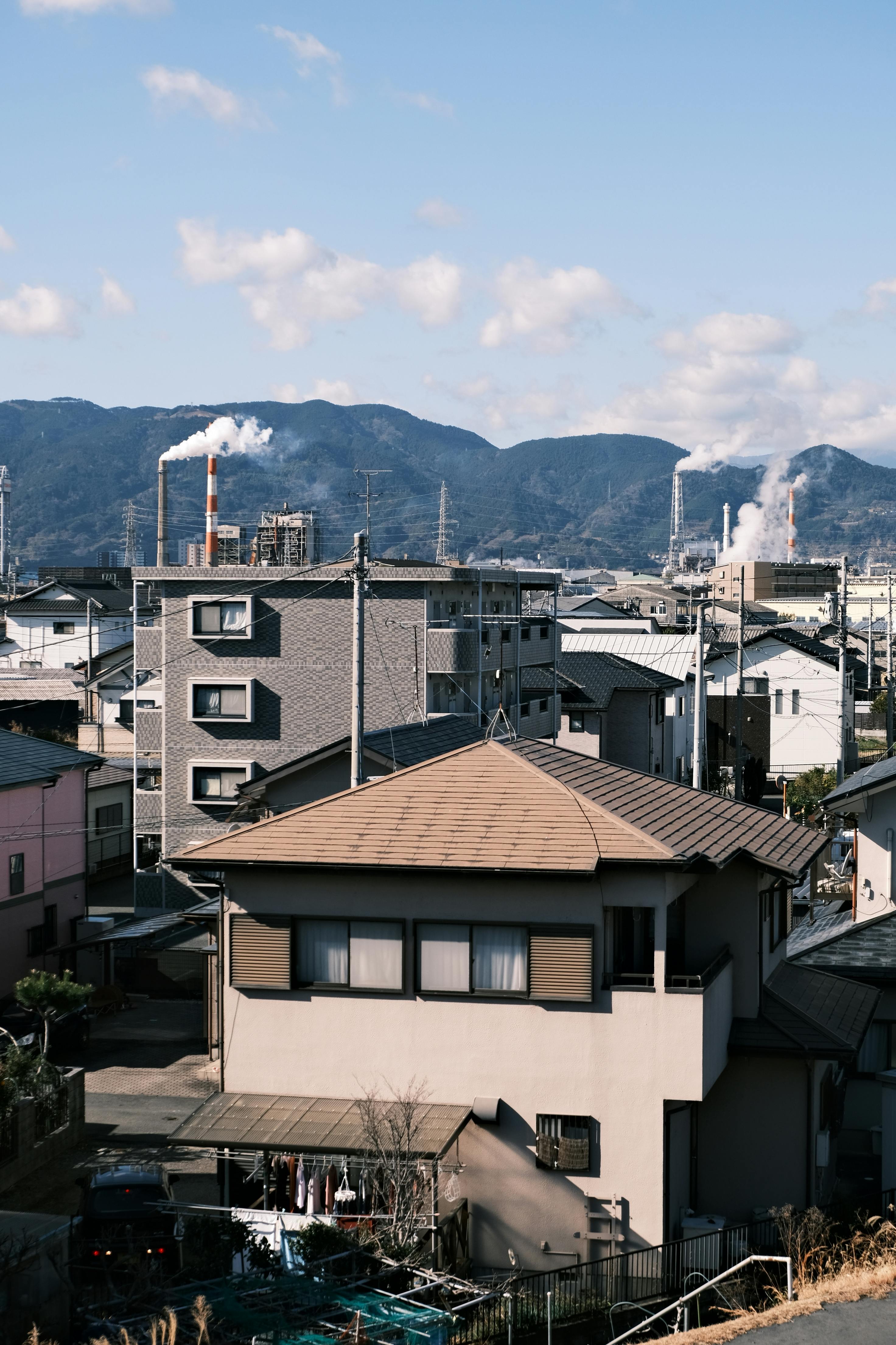 Sebuah bangunan pabrik yang berada di tengah kota.