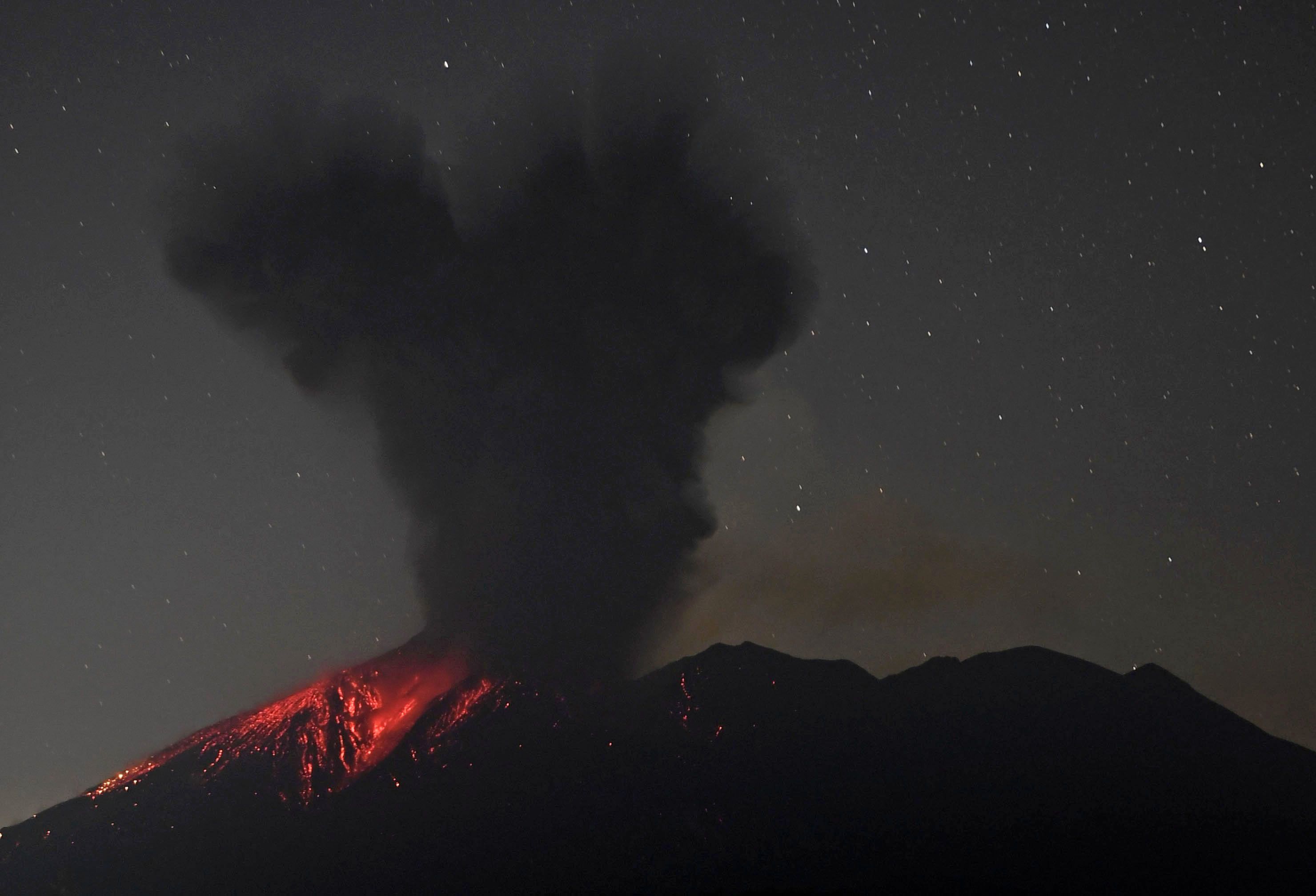 Foto dari kamera titik tetap tak berawak di Tarumizu, Prefektur Kagoshima, menunjukkan gunung berapi Sakurajima sedang meletus. (16/11/2025)