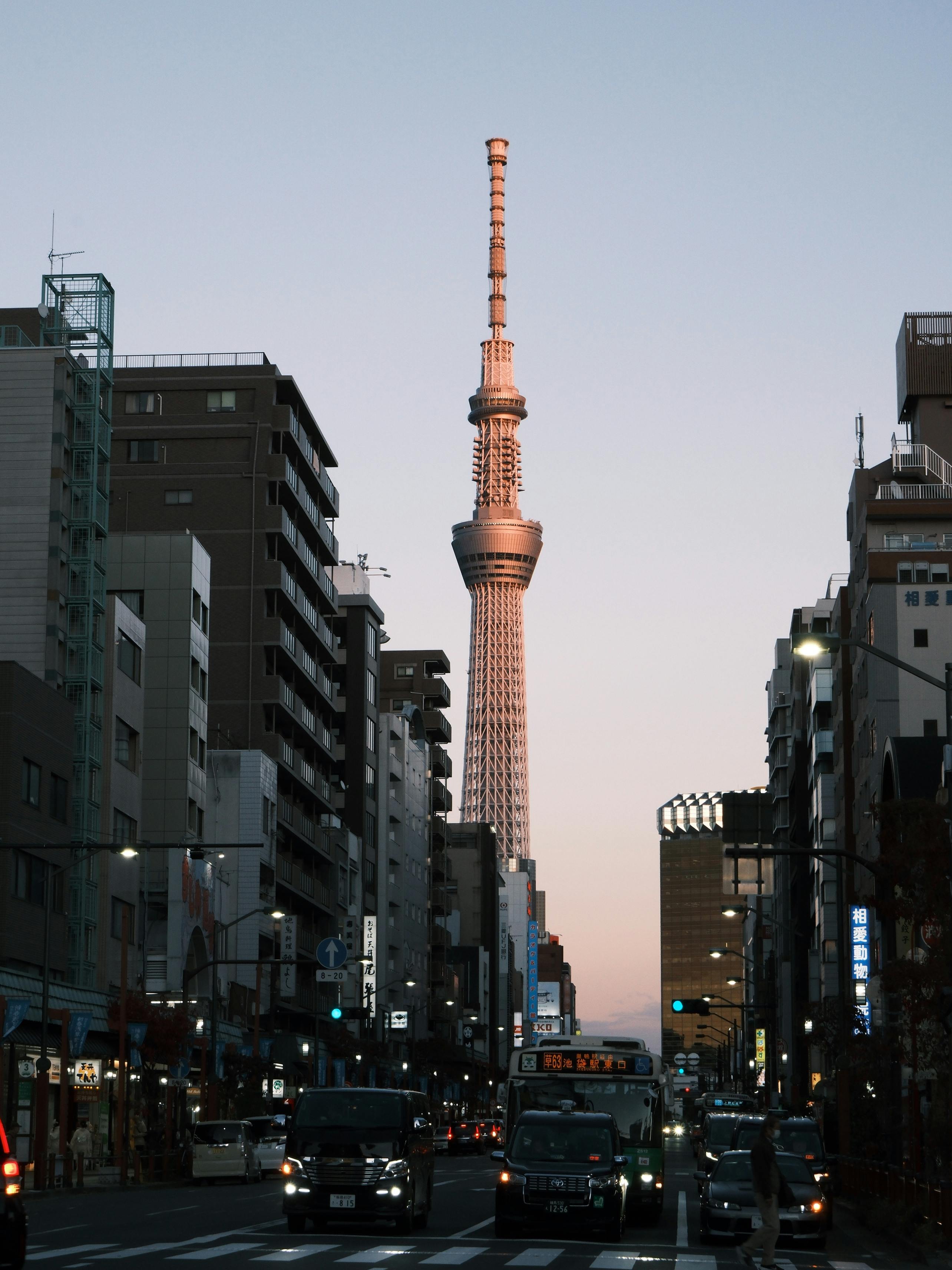 Tokyo Skytree saat senja dari pandangan jalan kota.