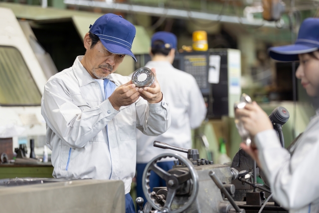Ilustrasi kerja pabrik atau manufaktur di Jepang.