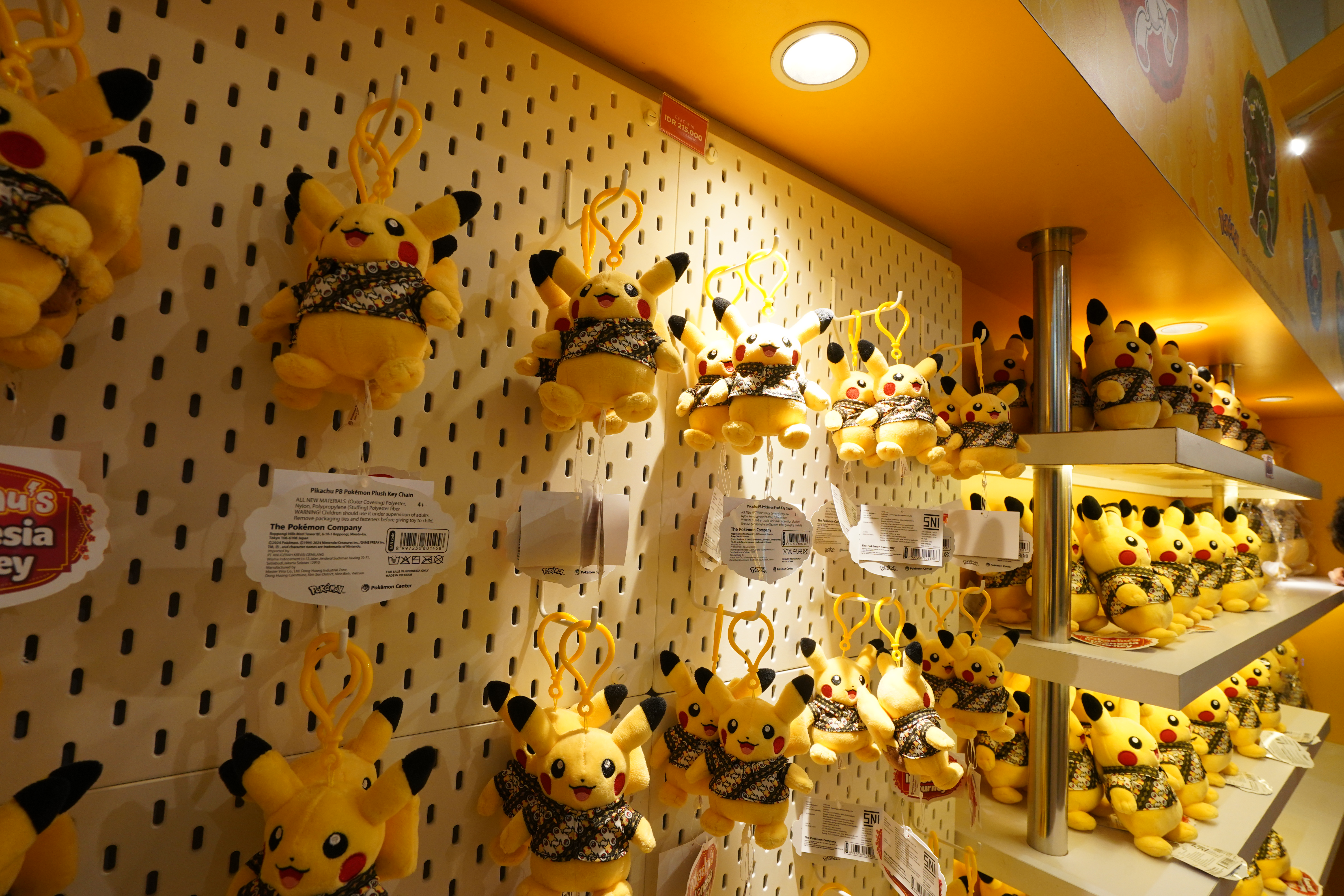 Jajaran boneka Pikachu batik di Pokemon PLAY LAB, Bandung.