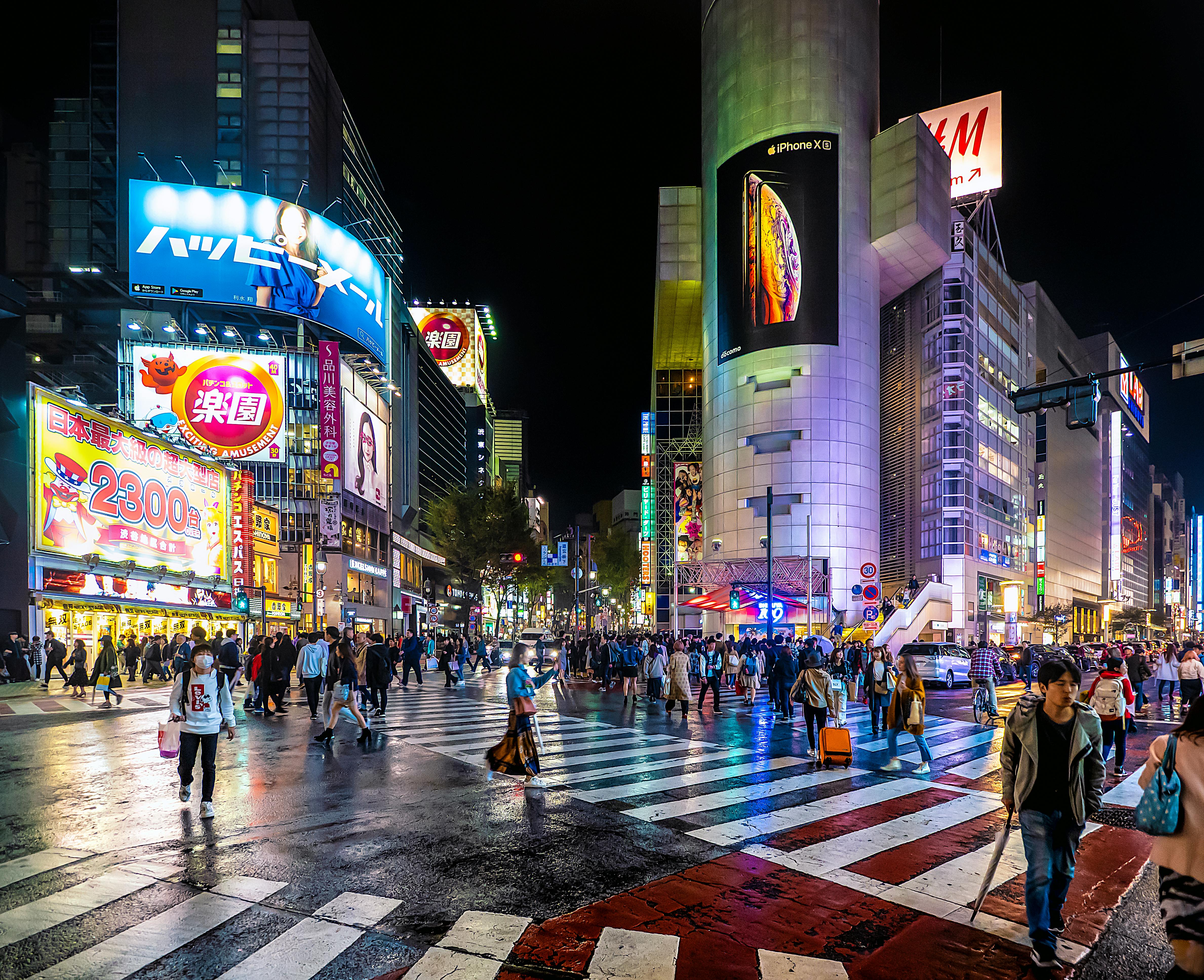 Kerumunan di persimpangan Shibuya Scramble di Tokyo, Jepang.
