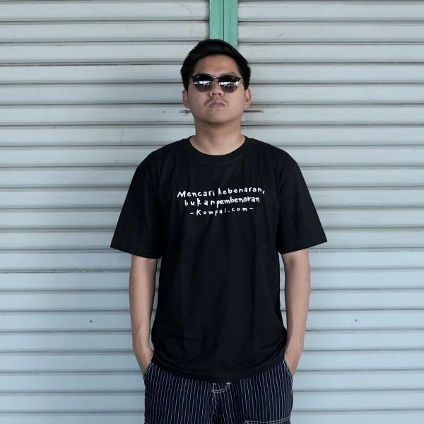 Kaos Hitam Ekslusif Kompas.com “Mencari Kebenaran, Bukan Pembenaran”