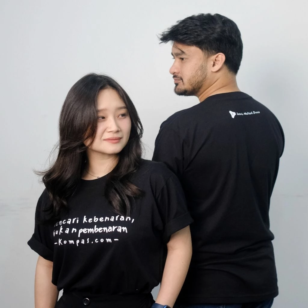 Kaos Hitam Ekslusif Kompas.com “Mencari Kebenaran, Bukan Pembenaran”