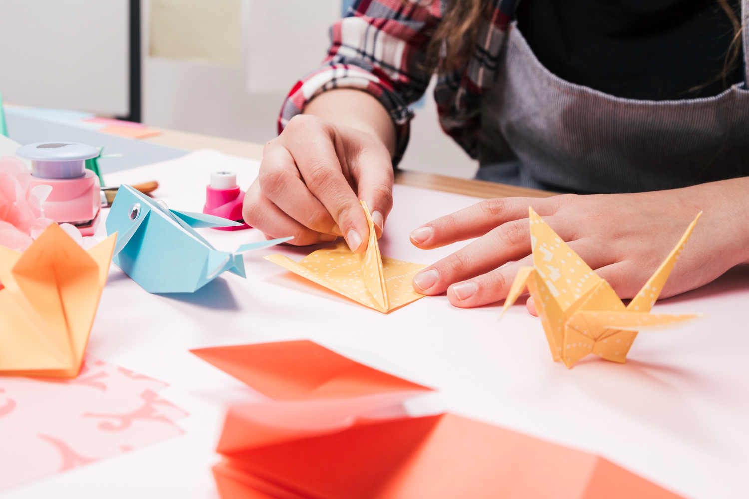 Seiring waktu, origami tidak hanya menjadi budaya Jepang, tetapi berkembang menjadi aktivitas kreatif dan edukatif yang dipraktikkan di berbagai negara.

Baca selengkapnya: