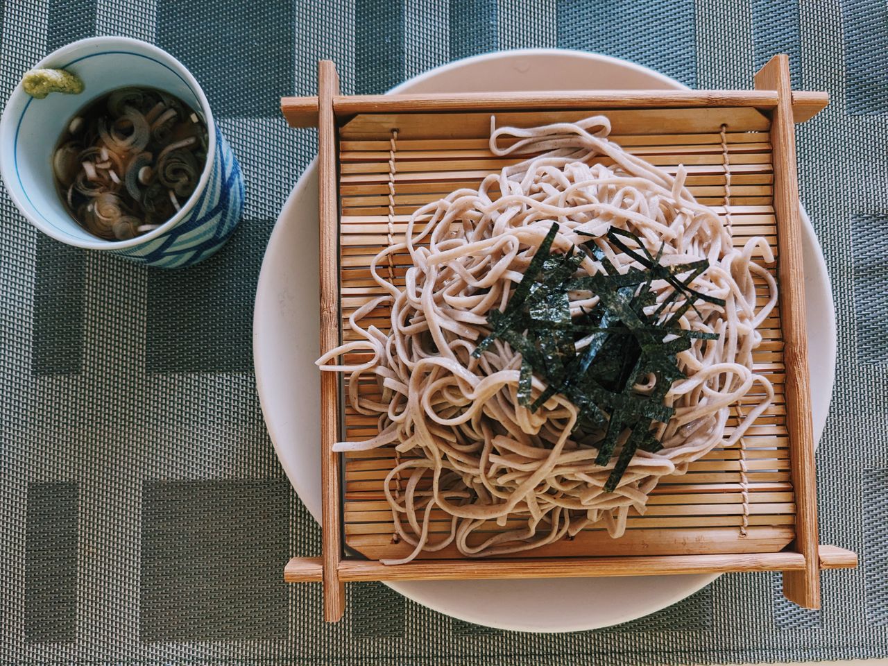 Zaru soba yang disajikan bersama saus celup di Hakodate, Hokkaido, Jepang.
