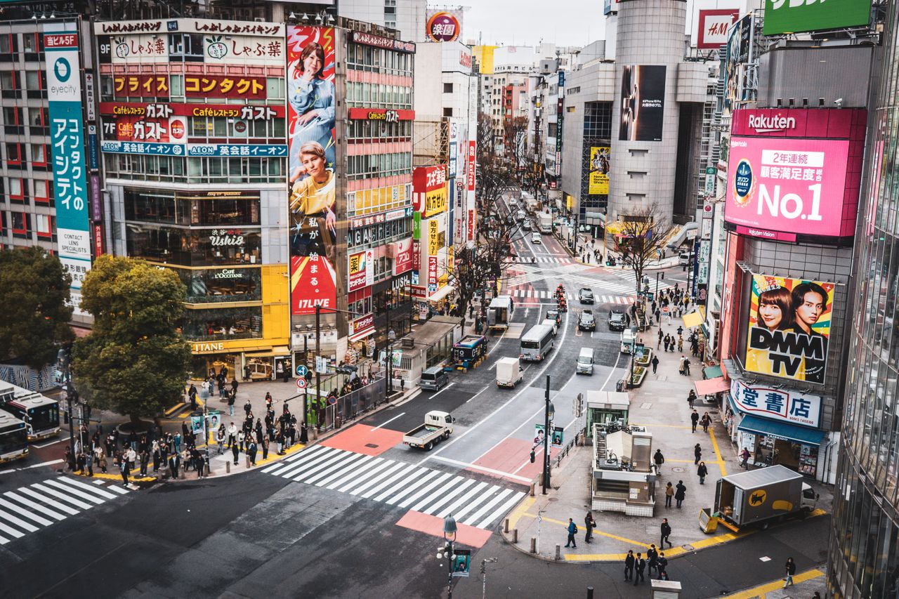 Ilustrasi keramaian pejalan kaki di Shibuya Crossing, Tokyo, Jepang. Jumlah warga asing yang tinggal di Jepang mencapai rekor 4,28 juta orang pada akhir Juni 2026, setara dengan 3,4 persen dari total populasi negara tersebut.