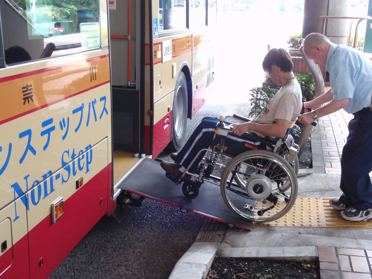 Jalur landai atau ramp digunakan untuk membantu pengguna kursi roda naik dan turun dari bus di Jepang. Fasilitas ini menjadi salah satu bentuk aksesibilitas dalam layanan transportasi umum.