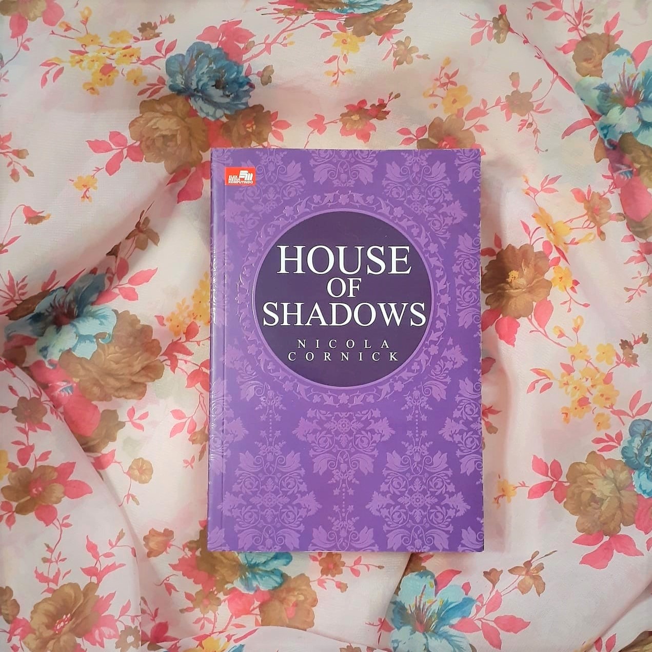 Buku House of Shadows