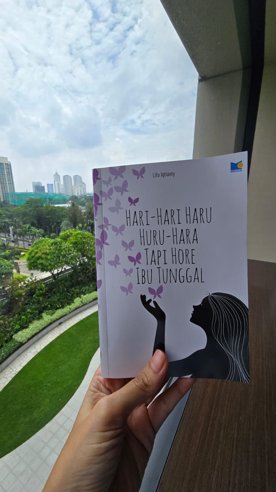 Buku Hari-Hari Haru Huru-Hara tapi Hore Ibu Tunggal 