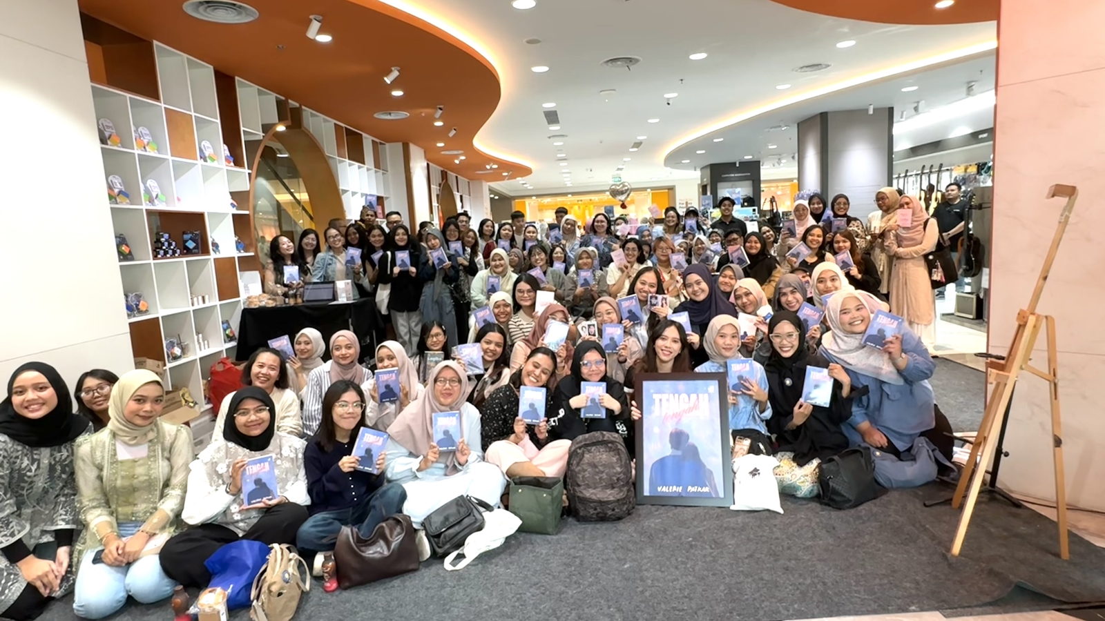 Peluncuran Buku Tengah Tengah