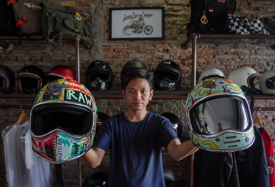 BERGAYA DENGAN HELM KUSTOM