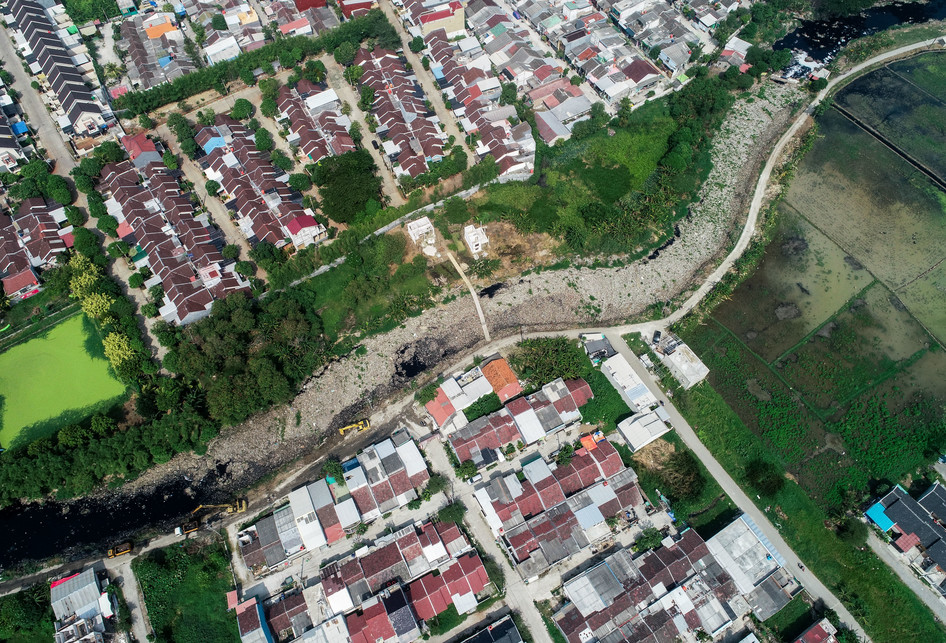 Sampah Plastik di Kali Pisang Batu Bekasi