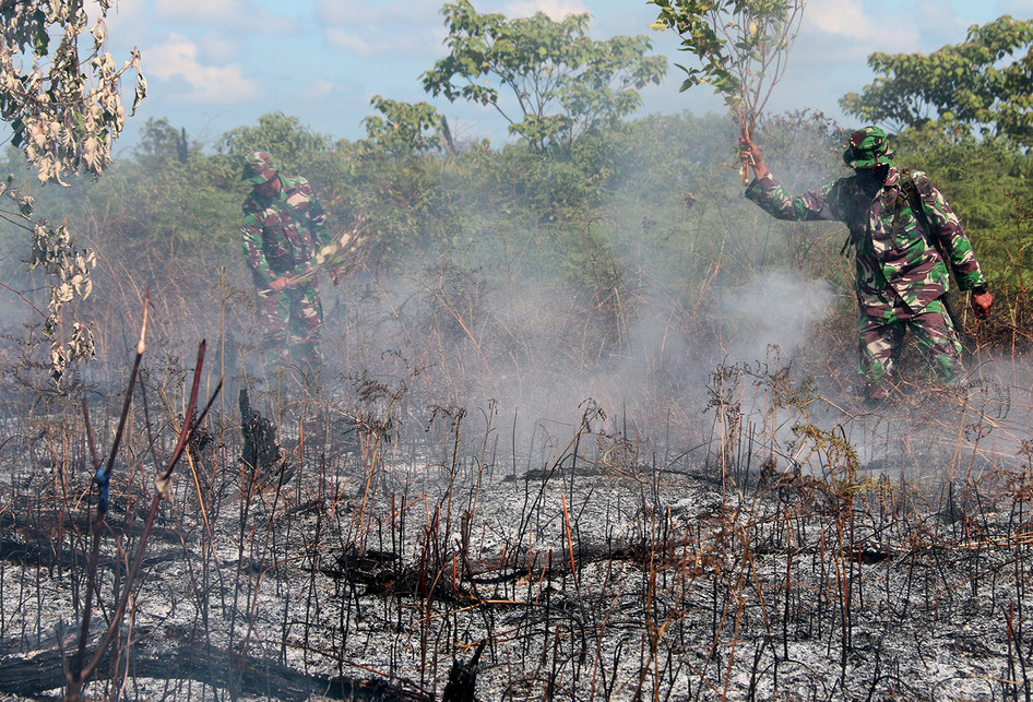 TNI PADAMKAN TITIK API KEBAKARAN LAHAN