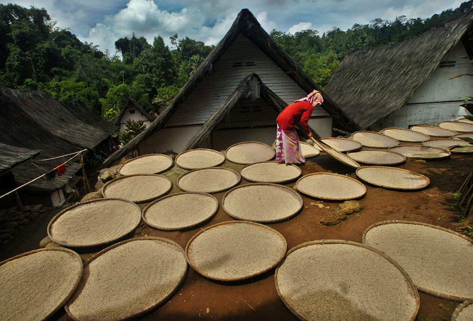 MERAWAT TRADISI DI KAMPUNG NAGA