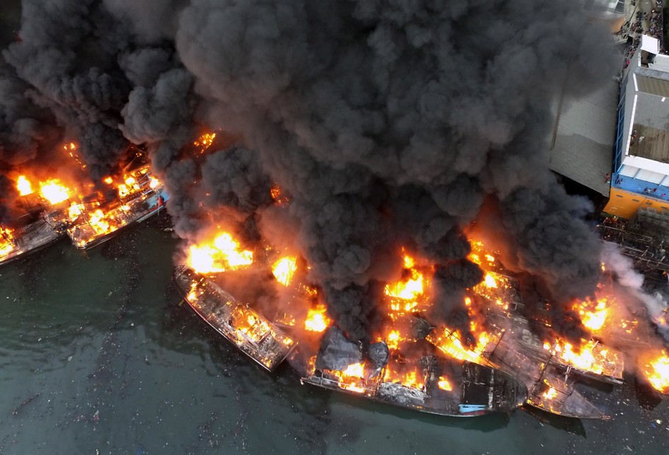 Kapal Terbakar di Pelabuhan Muara Baru