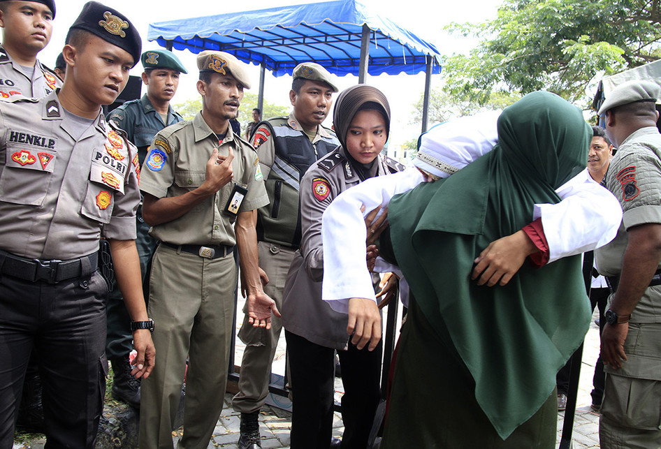 12 Pelanggar Syariat Dihukum Cambuk 3 Terpidana Wanita Pingsan 