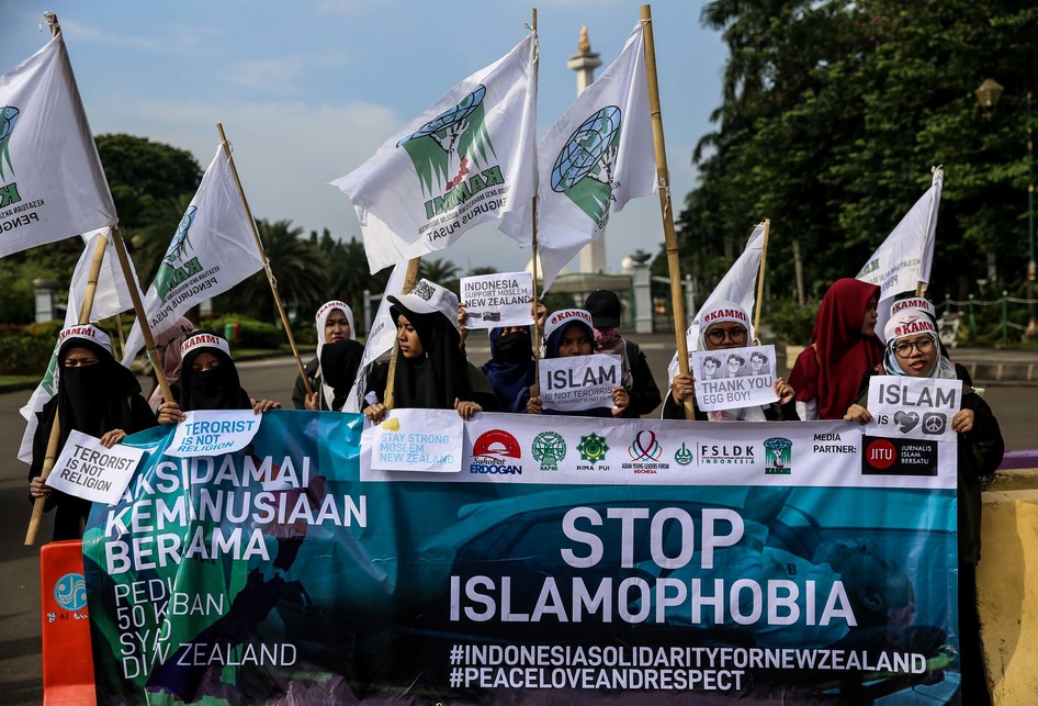 Исламофобия это. Stop Islamophobia. Исламофобия. Исламофобия в Польше. Исламофобия в Китае.