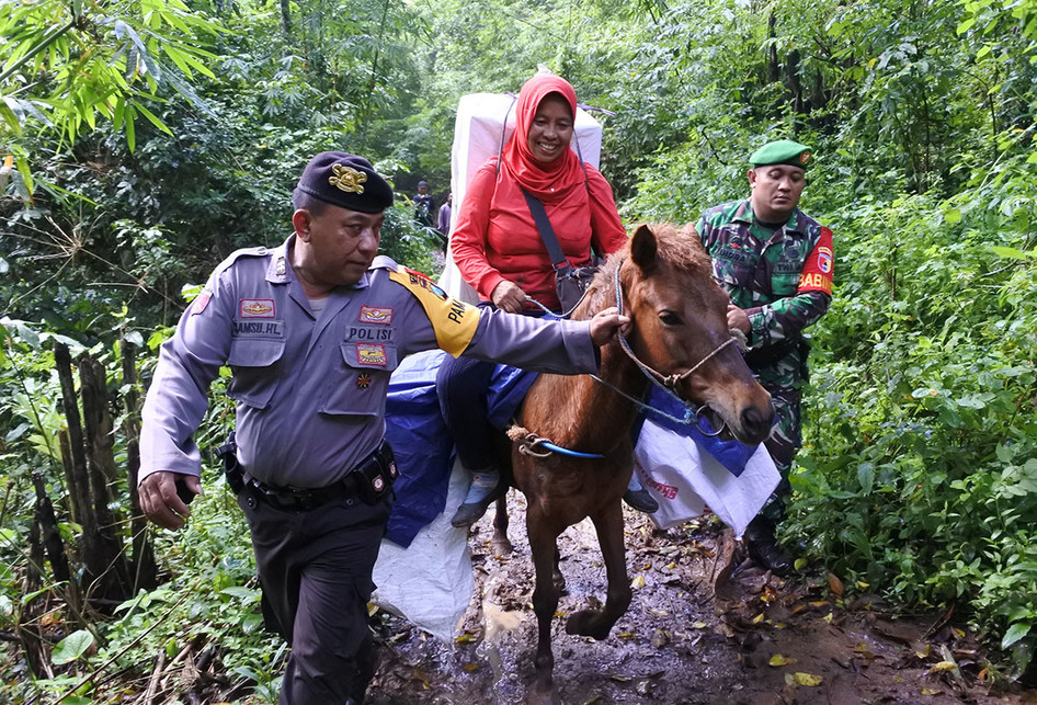 Pahlawan Distribusi Logistik Pemilu ke Pedalaman