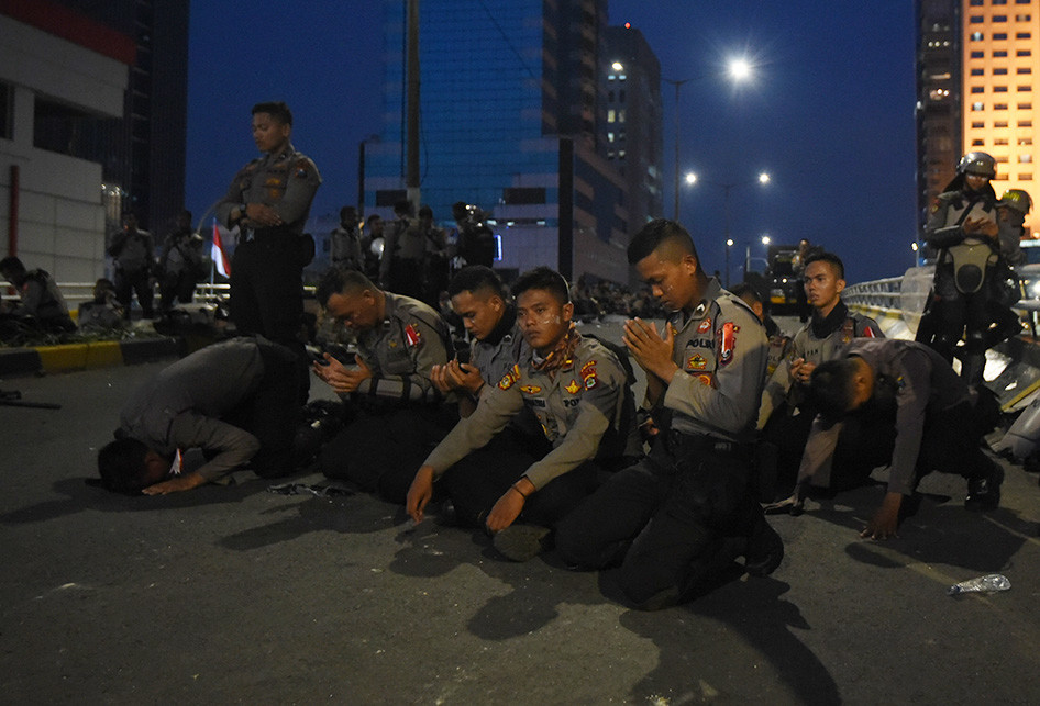 Kisah Para Pengaman Aksi 22 Mei Buka Puasa Hingga Shalat Di Tengah Kondisi Ricuh 