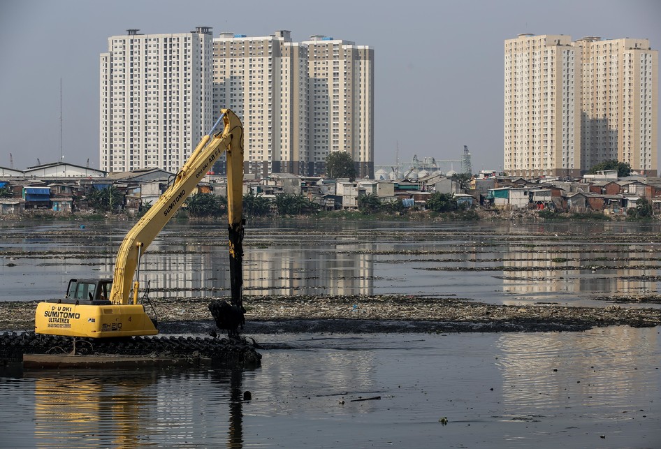 Pengerukan Waduk Pluit Jakarta Utara