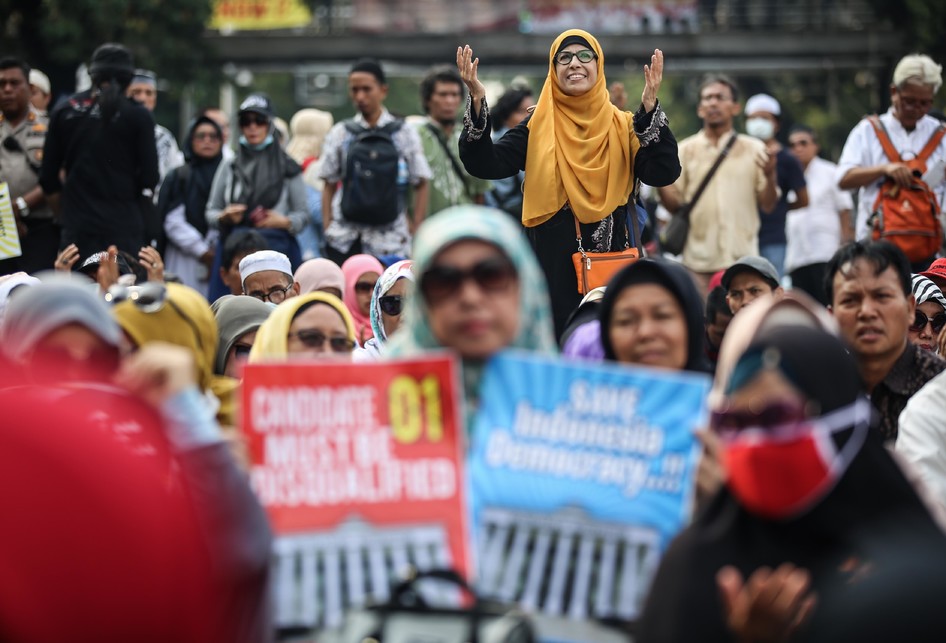 Massa pengunjuk rasa di Mahkamah Konstitusi