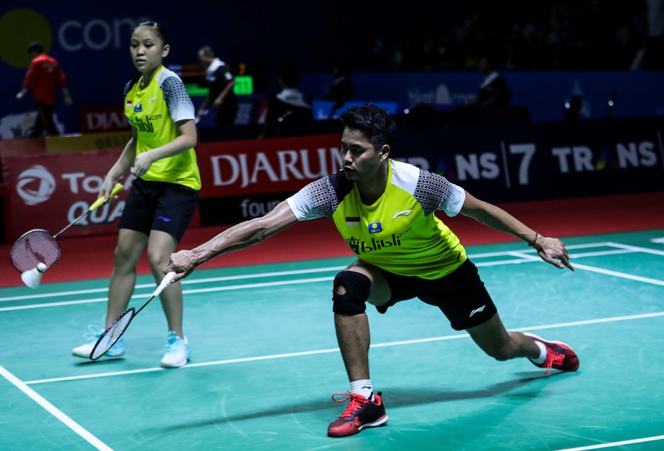 Pasangan ganda campuran Indonesia, Tontowi Ahmad/Winny Oktavina Kandow, saat melawan Goh Liu Ying/Chan Peng Soon pada babak perempatfinal Blibli Indonesia Open 2019 di Istora Senayan, Jakarta, Jumat (19/7/2019).