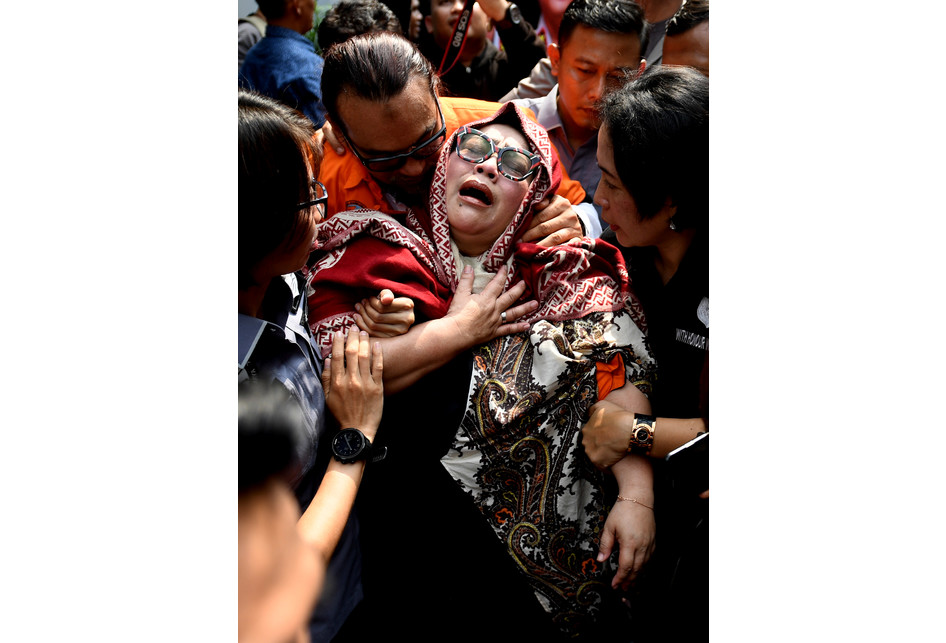 Nunung menangis ditopang suaminya