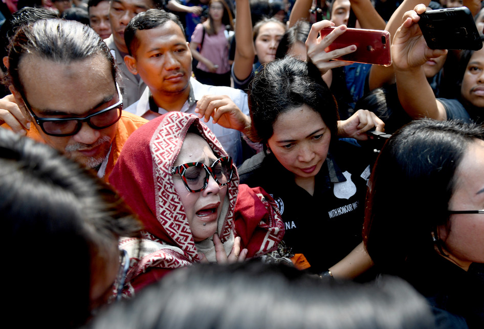 Nunung tak kuasa mehanan haru saat konferensi pers