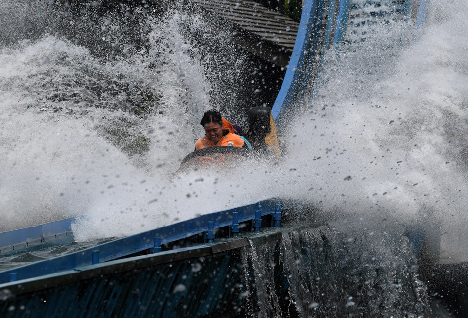 PETUGAS PPSU BERWISATA DI ANCOL