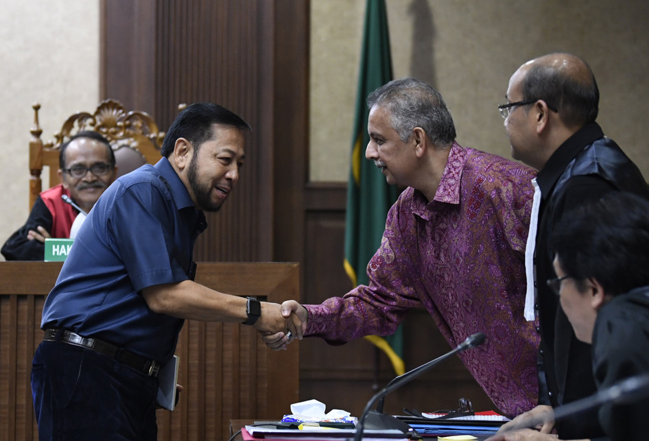 Terpidana kasus e-KTP Setya Novanto (kiri) berjabat tangan dengan terdakwa kasus dugaan suap proyek PLTU Riau-1, mantan Dirut PLN Sofyan Basir (kedua kanan) usai bersaksi dalam sidang lanjutan di Pengadilan Tipikor, Jakarta, Senin (12/8/2019). (ANTARA FOTO/PUSPA PERWITASARI)