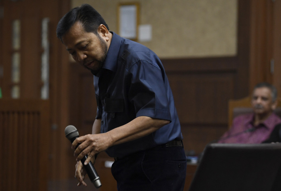 Terpidana kasus e-KTP Setya Novanto bersaksi dalam sidang lanjutan kasus dugaan suap proyek PLTU Riau-1, dengan terdakwa mantan Dirut PLN Sofyan Basir di Pengadilan Tipikor, Jakarta, Senin (12/8/2019). (ANTARA FOTO/PUSPA PERWITASARI)