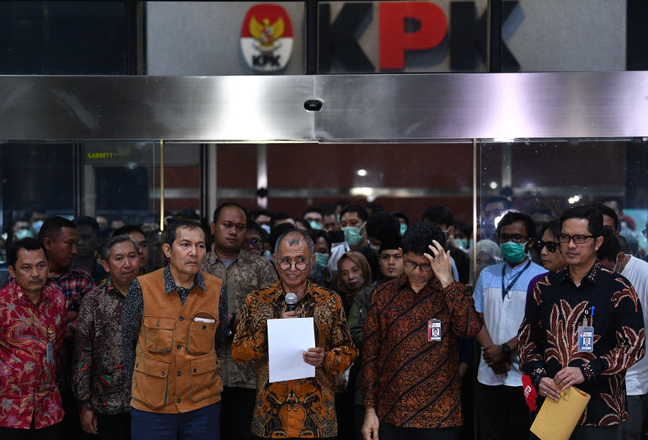 KPK SERAHKAN MANDAT KE PRESIDEN