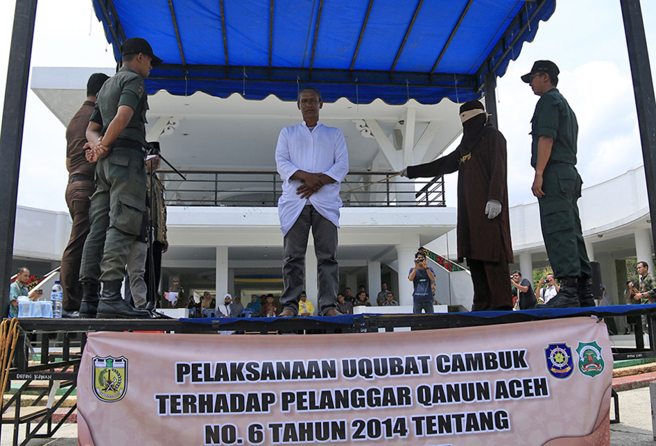 Tiga Pasangan yang Tertangkap Bercumbu Dicambuk di Taman Kota