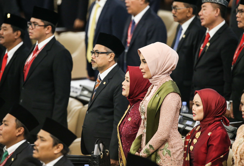 Arzeti Bilbina saat pelantikan anggota DPR, DPD, dan MPR periode 2019 - 2024 pada sidang paripurna di Kompleks Parlemen, Senayan, Jakarta, Selasa (1/9/2019) pagi. 